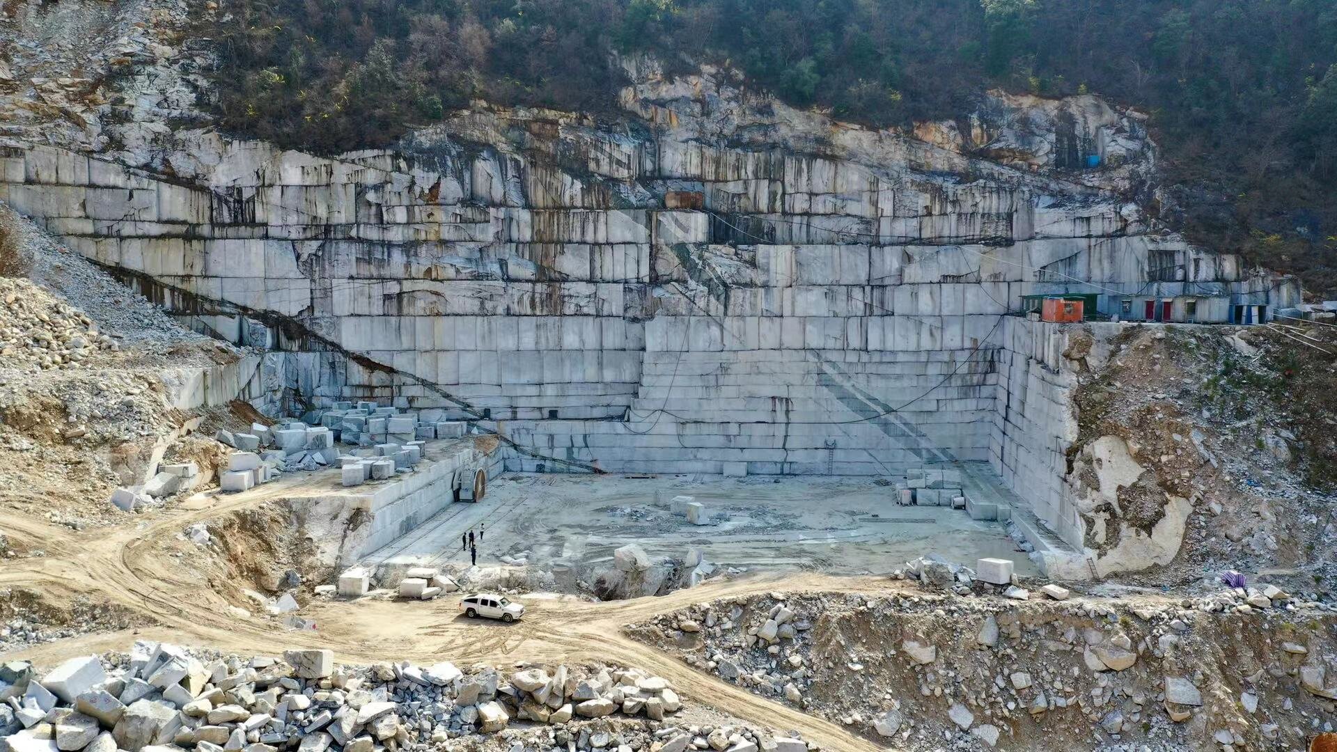 Massive stone feature